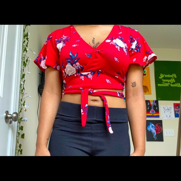 Red floral crop top - Picture 2 of 4
